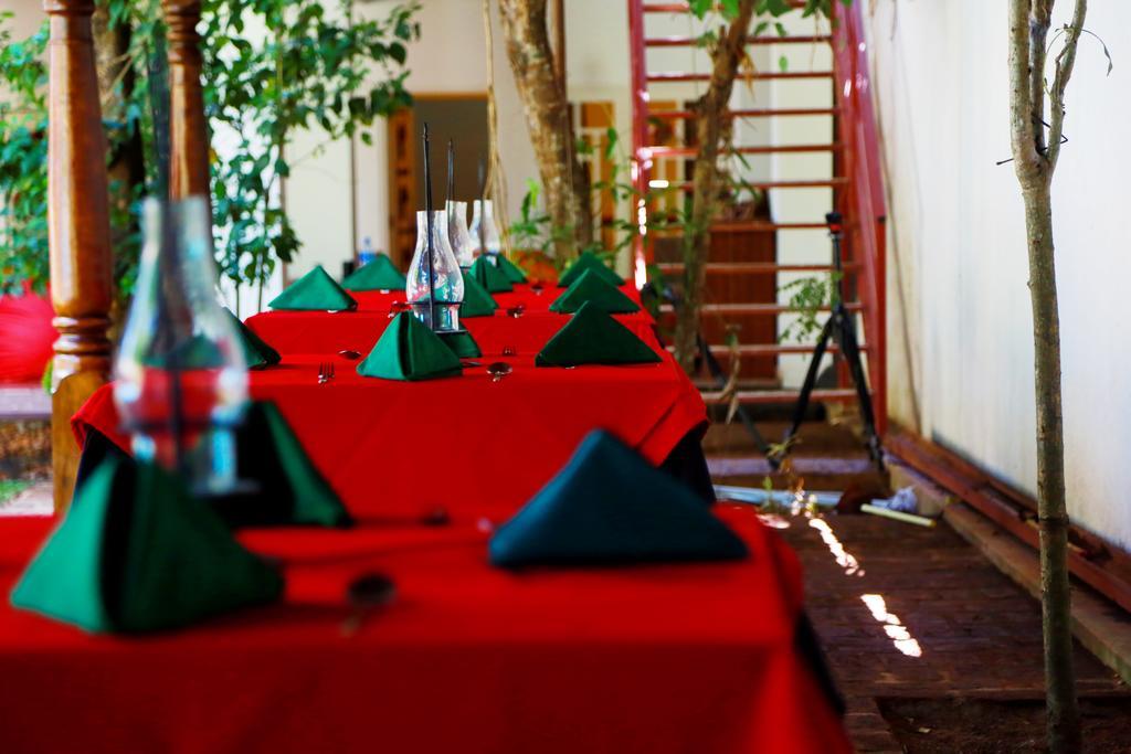 Lanka Bangla Inn Villas Restaurant & Travels 카투나야크 외부 사진