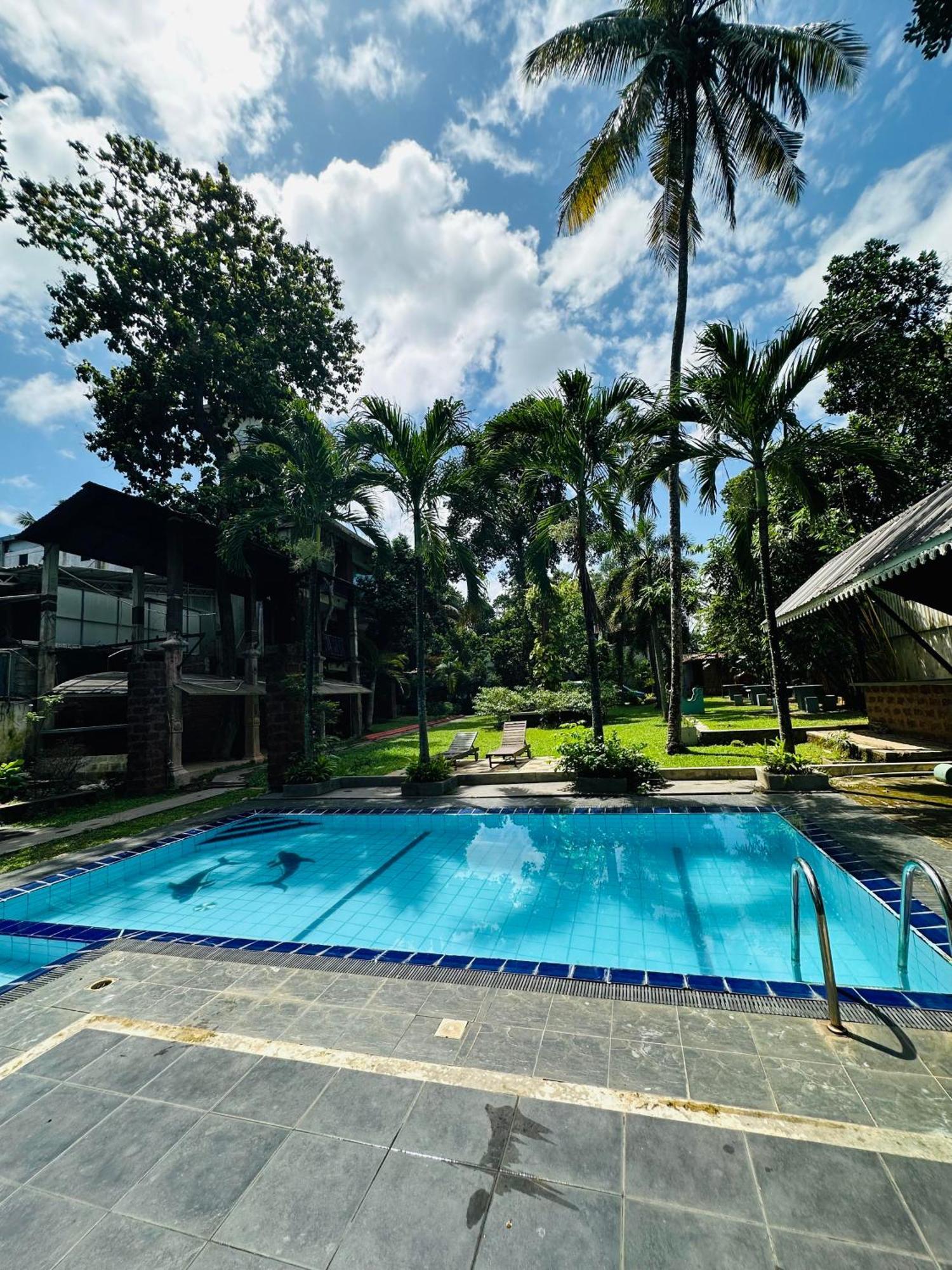 Lanka Bangla Inn Villas Restaurant & Travels 카투나야크 외부 사진