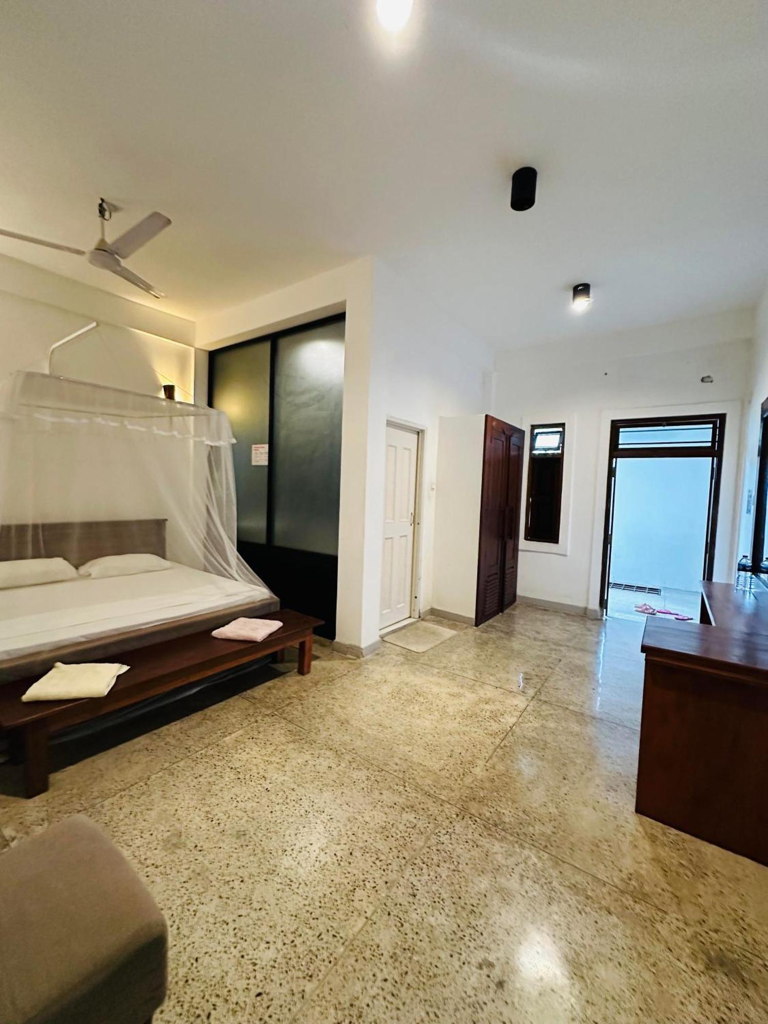 Lanka Bangla Inn Villas Restaurant & Travels 카투나야크 외부 사진