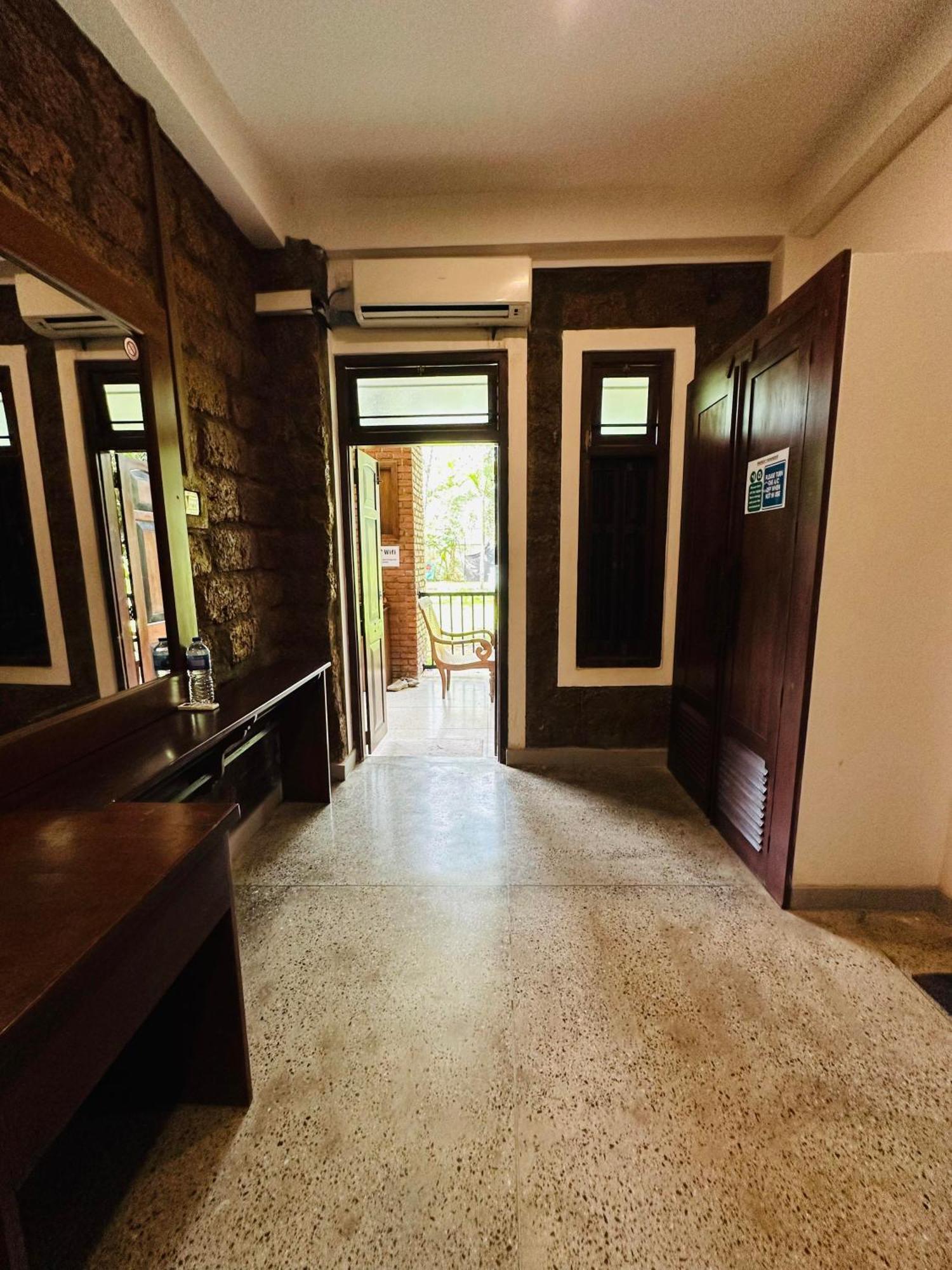 Lanka Bangla Inn Villas Restaurant & Travels 카투나야크 외부 사진