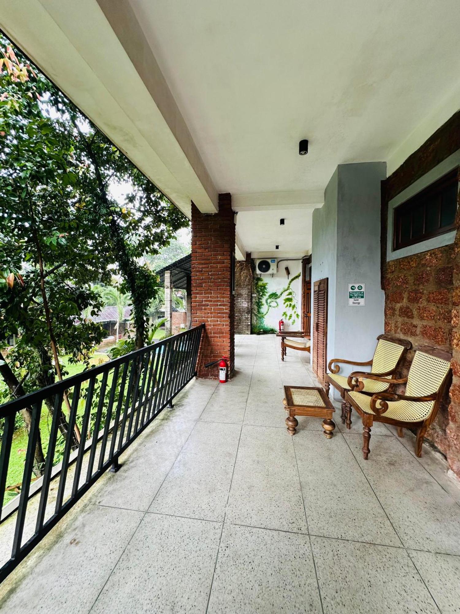 Lanka Bangla Inn Villas Restaurant & Travels 카투나야크 외부 사진