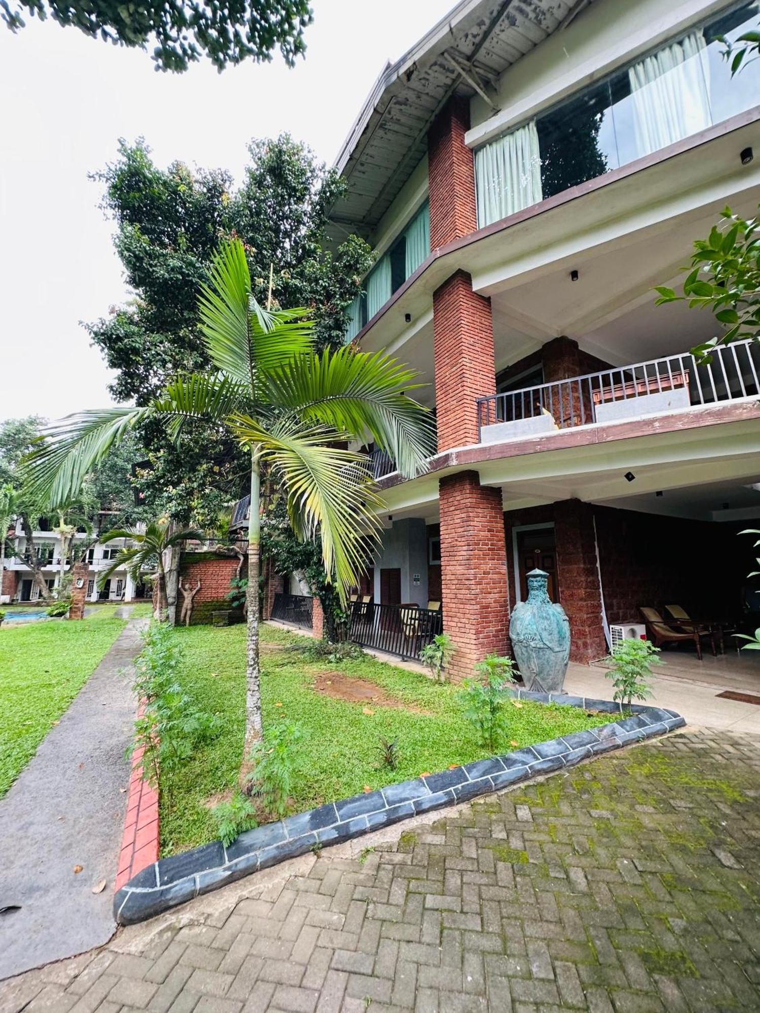 Lanka Bangla Inn Villas Restaurant & Travels 카투나야크 외부 사진